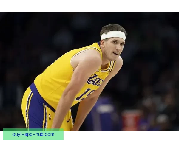 湖人再遭打击 里夫斯接受肋骨和侧腹影像检查 出战与否待定