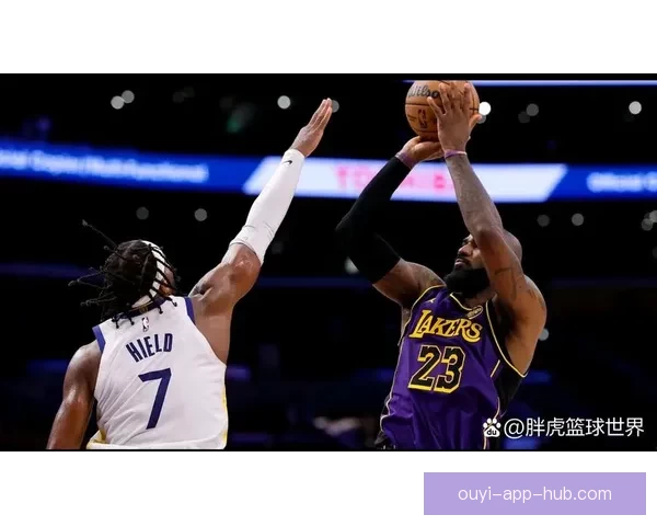 湖人伤病连击东契奇与里夫斯 詹姆斯迎来展现传奇实力的关键时刻 湖人伤病连击东契奇与里夫斯 詹姆斯迎来展现传奇实力的关键时刻